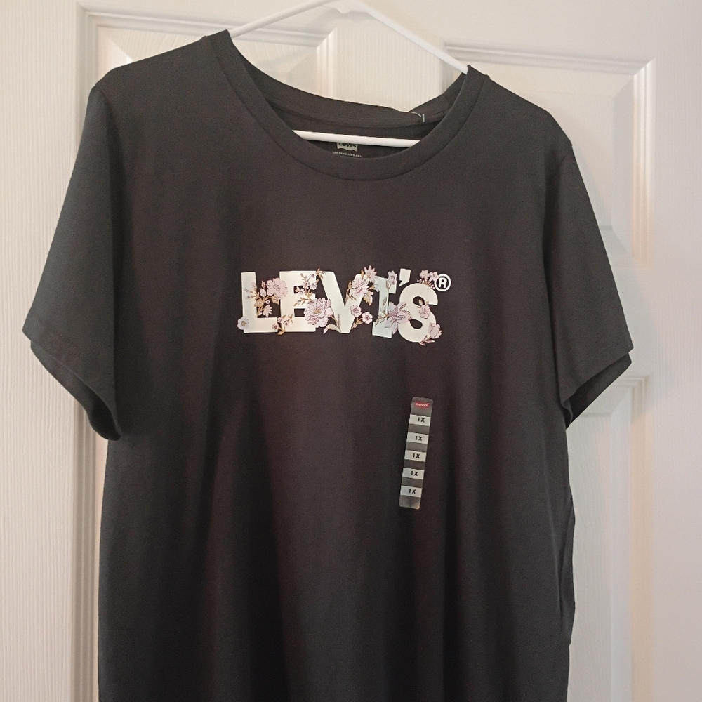 New Women's Levi's Charcoal Tee with Red Tag 1X